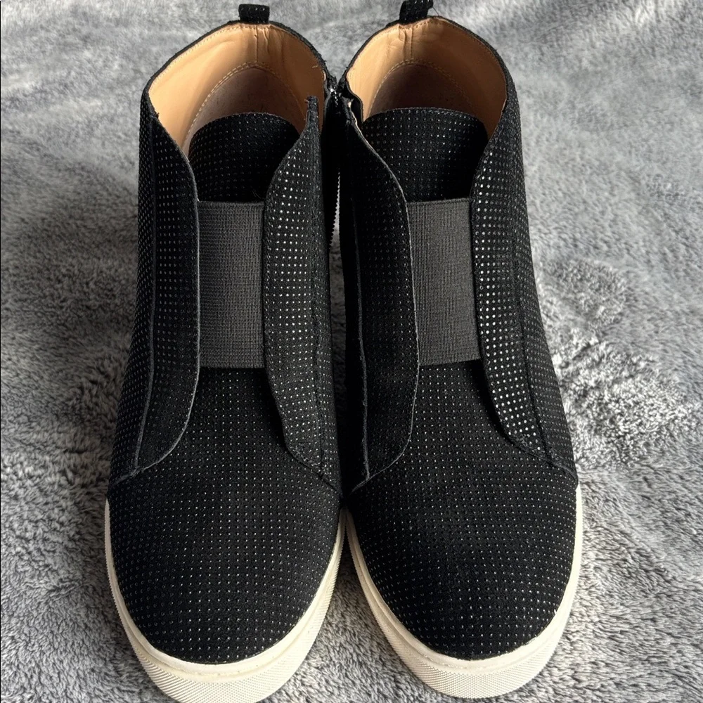 Linea Paolo Felicia Wedge Sneaker in Black Textured Suede Size 9.5M EUC